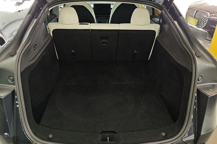 Used Tesla Model Y 2025 Long-Range All-Wheel-Drive Version Trunk