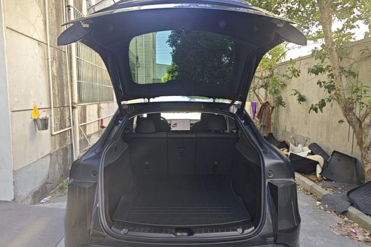 Used Tesla Model Y 2025 Rear-Wheel-Drive Version Trunk