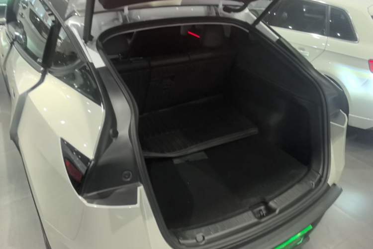 Used Tesla Model Y 2025 Rear-Wheel-Drive Version Trunk
