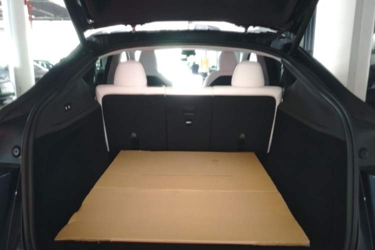 Used Tesla Model Y 2025 Long-Range All-Wheel-Drive Version Trunk