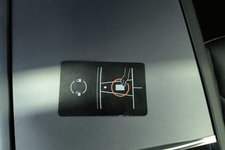 Used Tesla Model Y 2025 Rear-Wheel Drive First Edition Vehicle Key