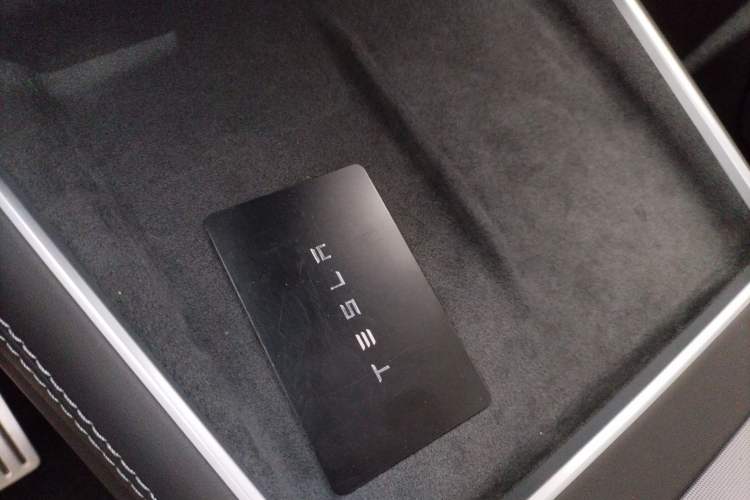 Used Tesla Model Y 2025 Long-Range All-Wheel-Drive Version Vehicle Key