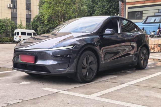 Used Tesla Model Y 2025 Long-Range All-Wheel-Drive Version