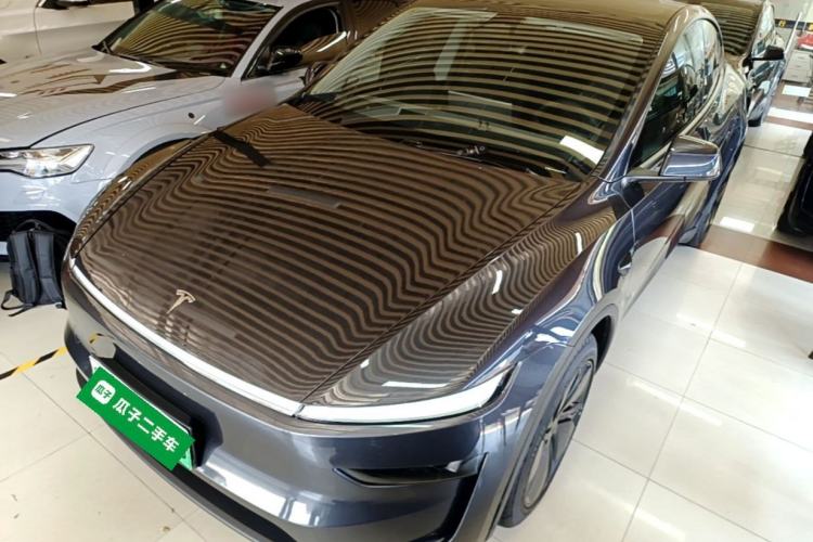 Tesla Model Y 2025 Rear-Wheel-Drive Version