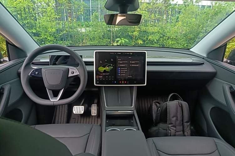 Used Tesla Model Y 2025 Rear-Wheel-Drive Version Center Console