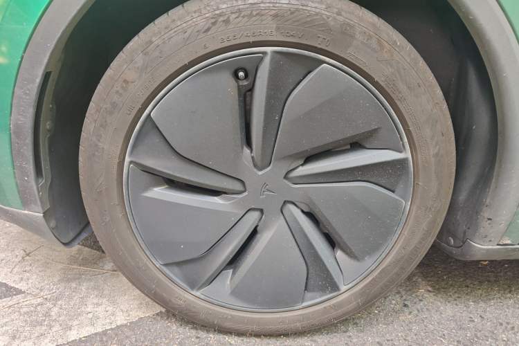 Used Tesla Model Y 2025 Rear-Wheel-Drive Version Right Front Wheel Hub