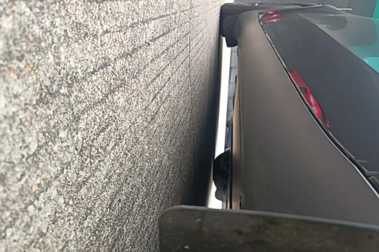 Used Tesla Model Y 2025 Rear-Wheel-Drive Version Right Side Sill