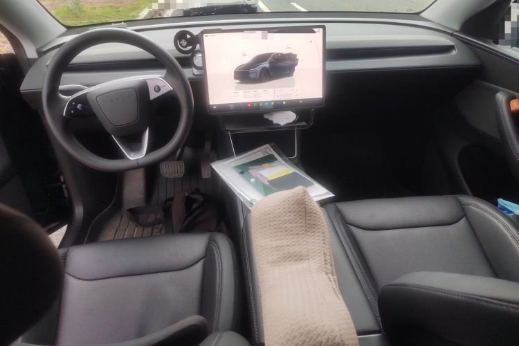 Used Tesla Model Y 2025 Rear-Wheel Drive First Edition Center Console