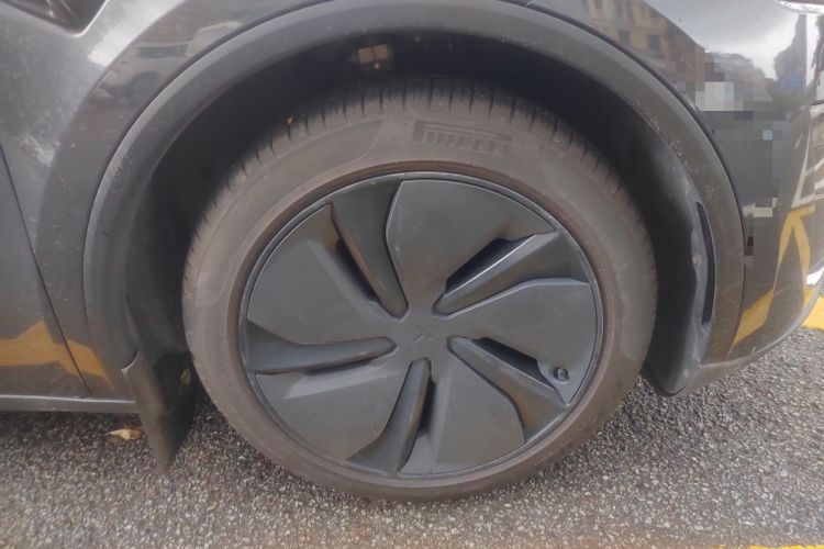 Used Tesla Model Y 2025 Rear-Wheel Drive First Edition Right Front Wheel Hub