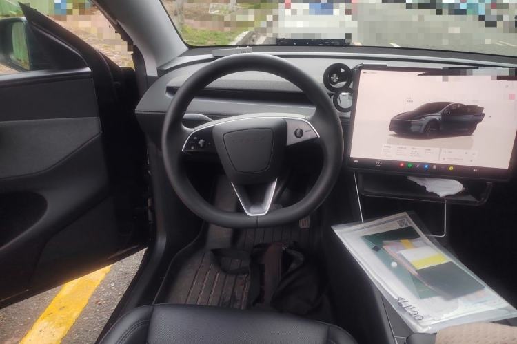 Used Tesla Model Y 2025 Rear-Wheel Drive First Edition Steering Wheel
