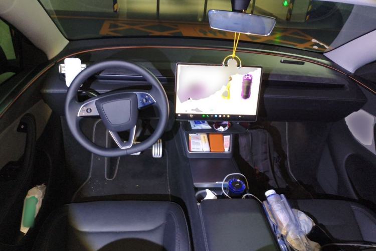 Used Tesla Model Y 2025 Rear-Wheel Drive First Edition Center Console