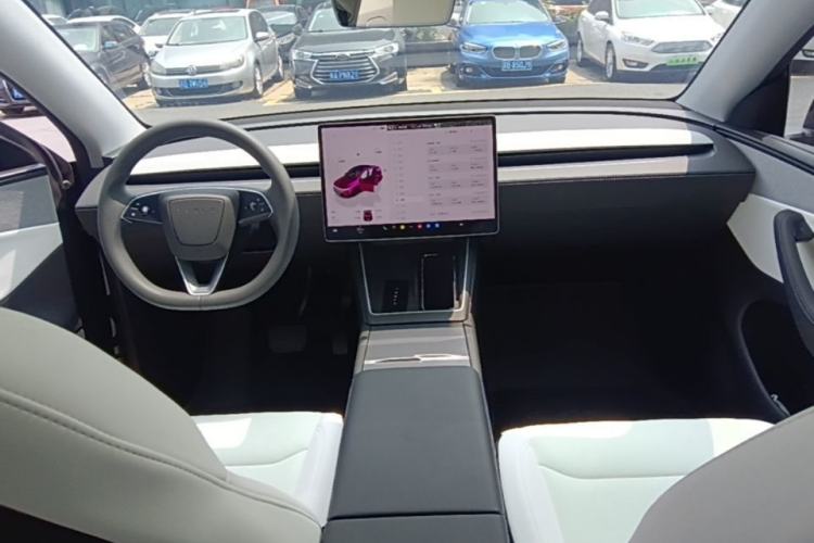 Used Tesla Model Y 2025 Rear-Wheel-Drive Version Center Console