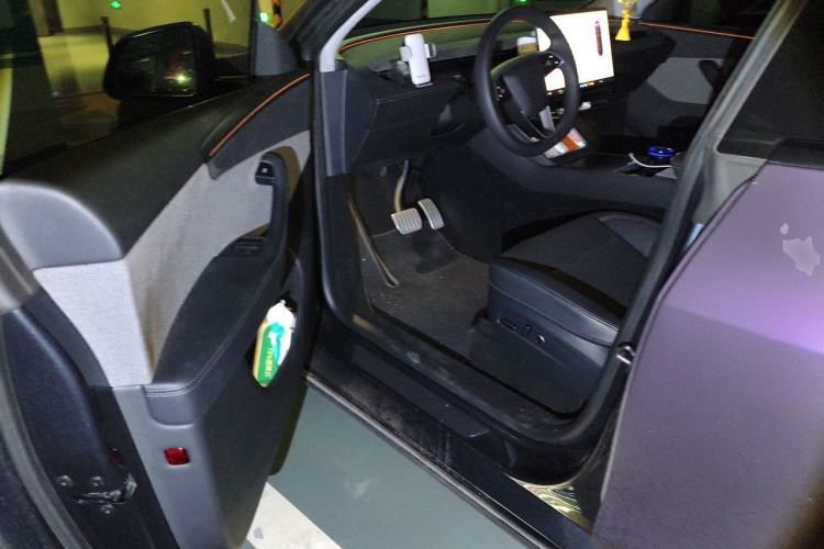 Used Tesla Model Y 2025 Rear-Wheel Drive First Edition Driver Seat