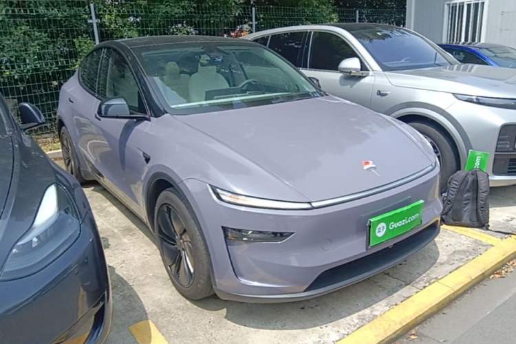 Used Tesla Model Y 2025 Rear-Wheel-Drive Version Front Right 45 Deg