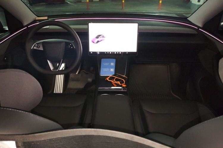 Used Tesla Model Y 2025 Long-Range All-Wheel-Drive Version Interior 2