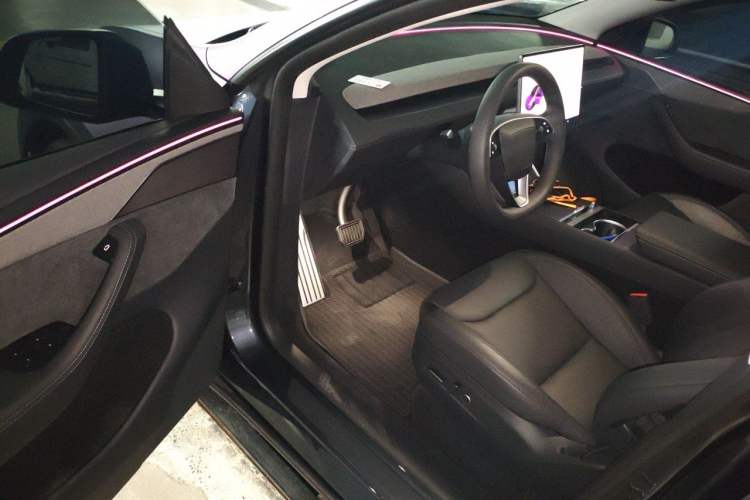 Used Tesla Model Y 2025 Long-Range All-Wheel-Drive Version Interior 3