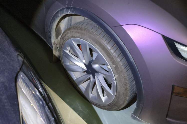 Used Tesla Model Y 2025 Rear-Wheel Drive First Edition Right Front Wheel Hub
