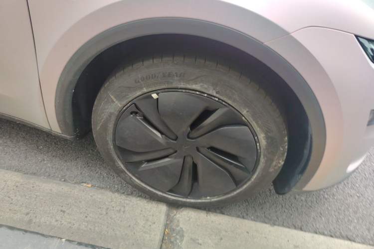 Used Tesla Model Y 2025 Rear-Wheel-Drive Version Right Front Wheel Hub