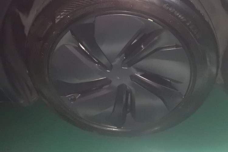 Used Tesla Model Y 2025 Rear-Wheel-Drive Version Right Front Wheel Hub