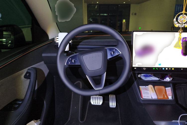 Used Tesla Model Y 2025 Rear-Wheel Drive First Edition Steering Wheel