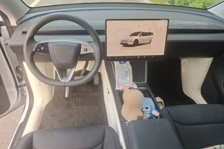 Used Tesla Model Y 2025 Long-Range All-Wheel Drive First Edition Center Console