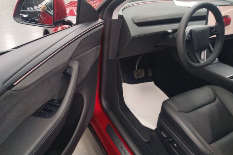 Used Tesla Model Y 2025 Long-Range All-Wheel-Drive Version Driver Seat