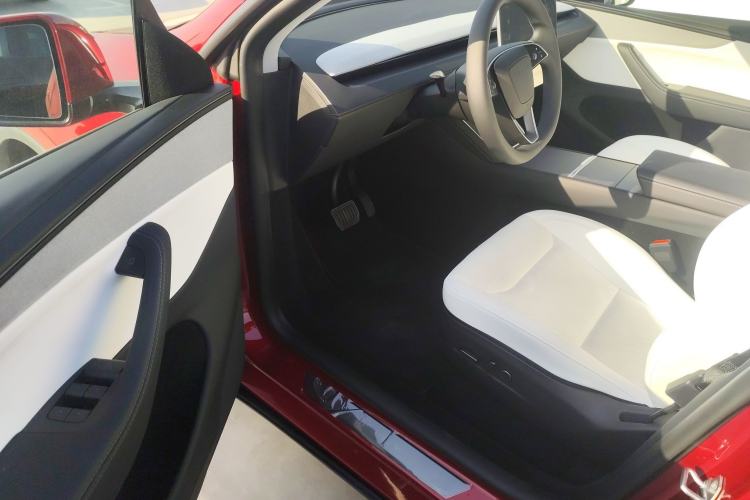 Used Tesla Model Y 2025 Rear-Wheel-Drive Version Driver Seat
