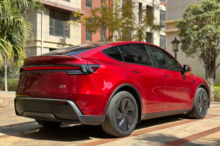 Used Tesla Model Y 2025 Long-Range All-Wheel-Drive Version Exterior 10