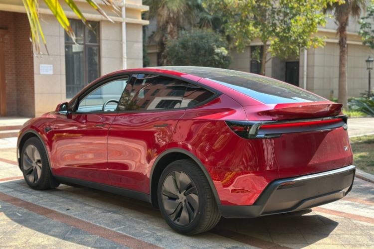 Used Tesla Model Y 2025 Long-Range All-Wheel-Drive Version Exterior 3