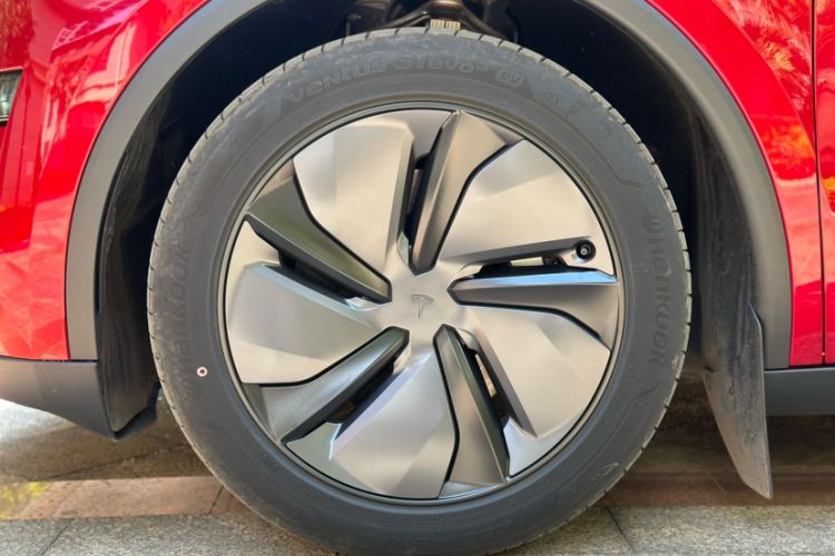 Used Tesla Model Y 2025 Long-Range All-Wheel-Drive Version Exterior 6