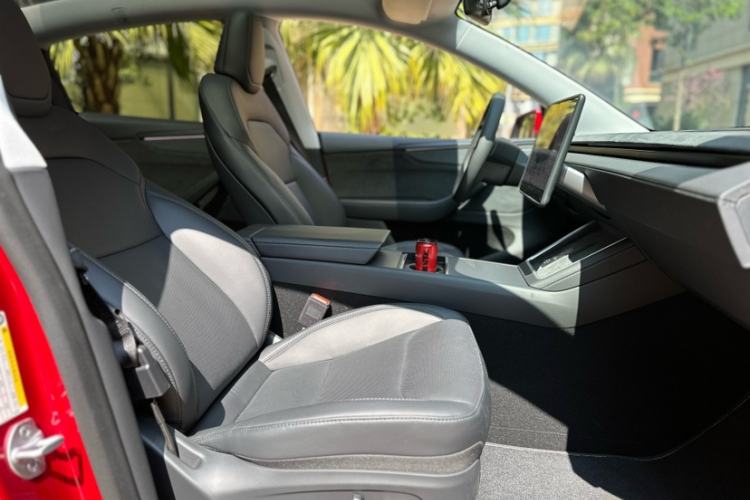 Used Tesla Model Y 2025 Long-Range All-Wheel-Drive Version Interior 1