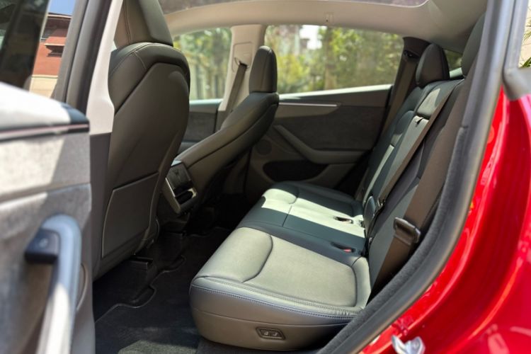 Used Tesla Model Y 2025 Long-Range All-Wheel-Drive Version Interior 10