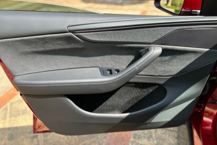 Used Tesla Model Y 2025 Long-Range All-Wheel-Drive Version Interior 11