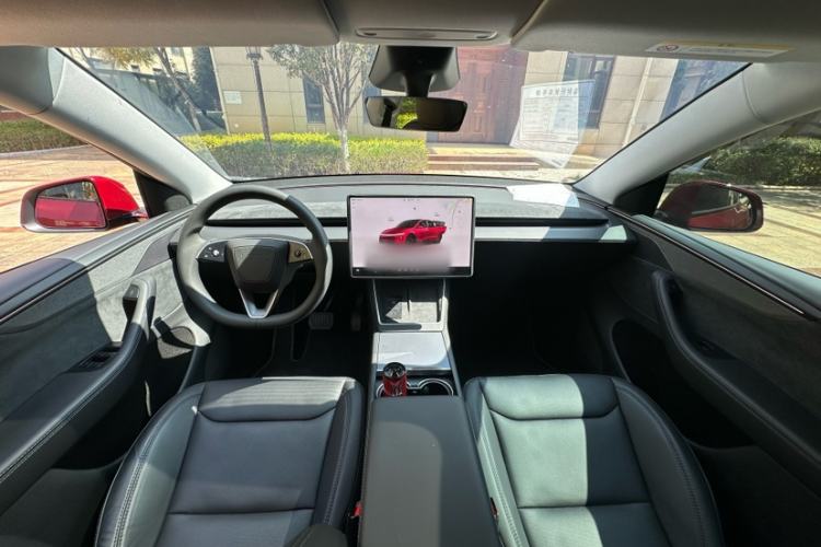 Used Tesla Model Y 2025 Long-Range All-Wheel-Drive Version Interior 12