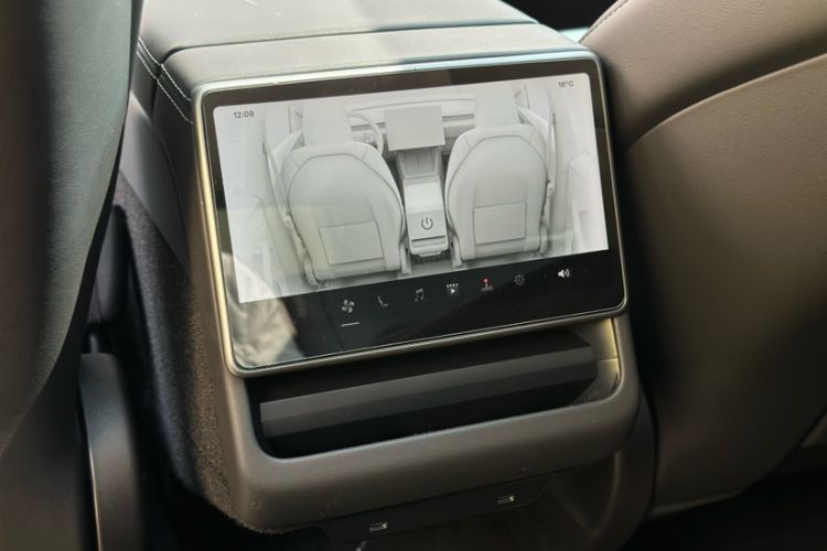 Used Tesla Model Y 2025 Long-Range All-Wheel-Drive Version Interior 2