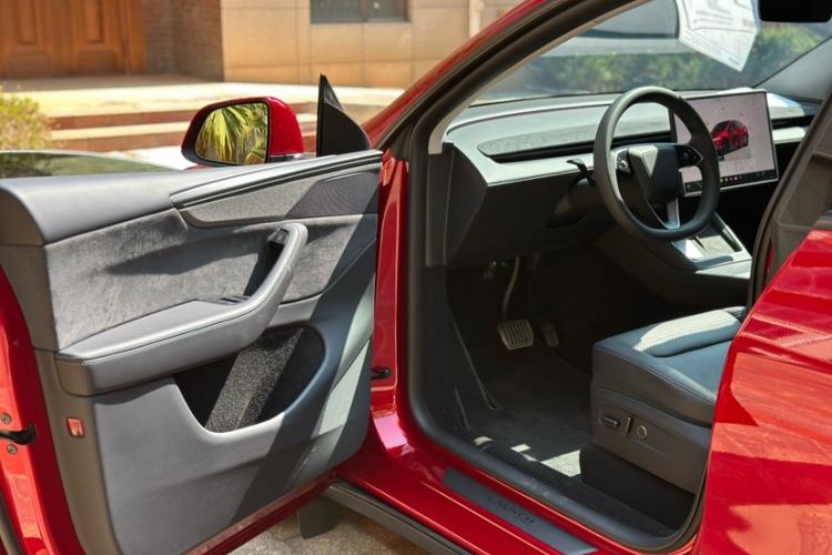 Used Tesla Model Y 2025 Long-Range All-Wheel-Drive Version Interior 4