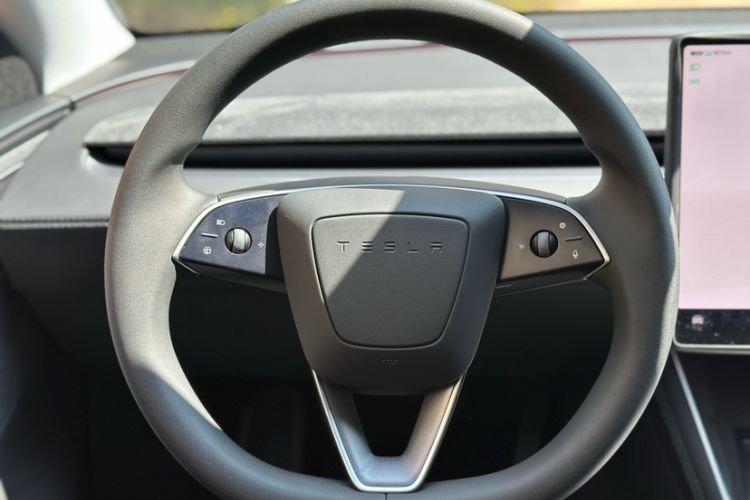 Used Tesla Model Y 2025 Long-Range All-Wheel-Drive Version Interior 5