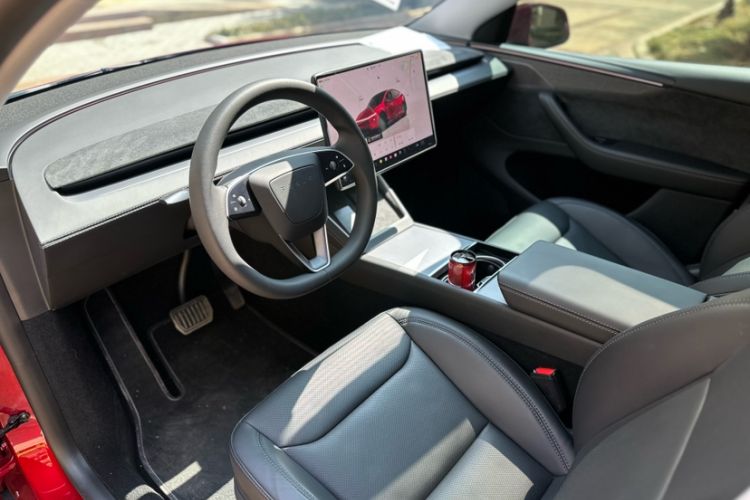 Used Tesla Model Y 2025 Long-Range All-Wheel-Drive Version Interior 6