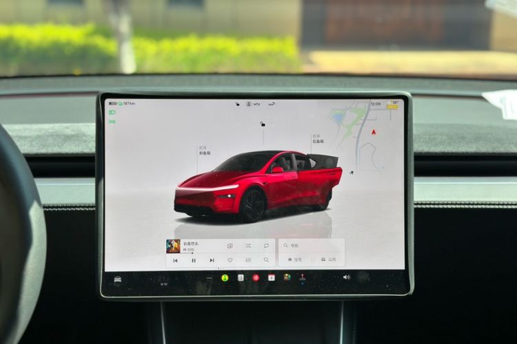 Used Tesla Model Y 2025 Long-Range All-Wheel-Drive Version Interior 7