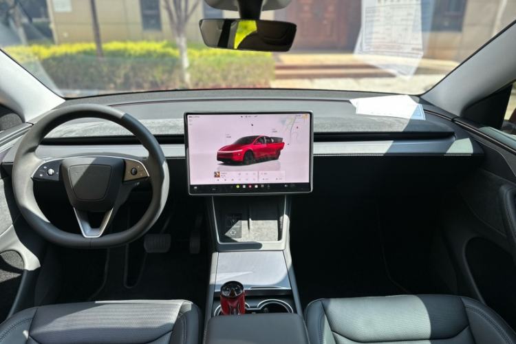 Used Tesla Model Y 2025 Long-Range All-Wheel-Drive Version Interior 8