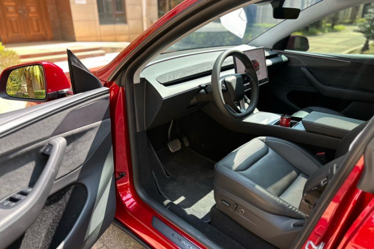 Used Tesla Model Y 2025 Long-Range All-Wheel-Drive Version Interior 9