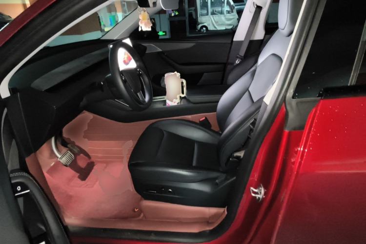 Used Tesla Model Y 2025 Long-Range All-Wheel-Drive Version Left Front Seat