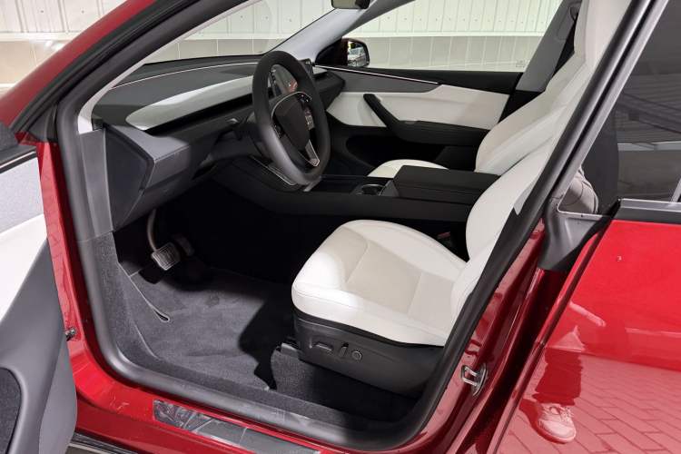 Used Tesla Model Y 2025 Rear-Wheel-Drive Version Left Front Seat