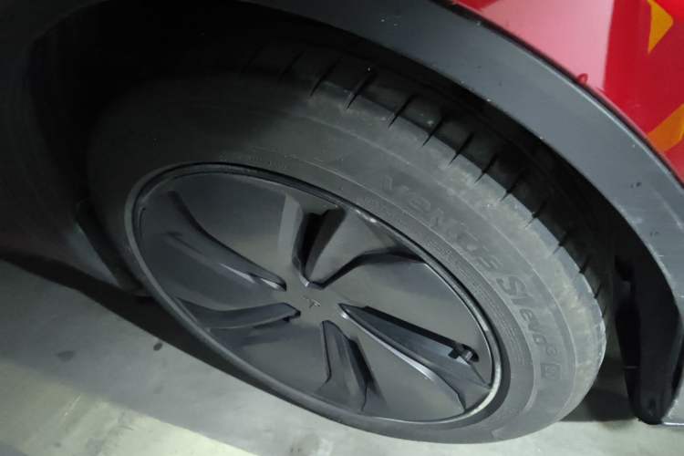 Used Tesla Model Y 2025 Long-Range All-Wheel-Drive Version Right Front Wheel Hub