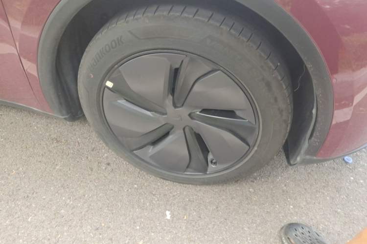 Used Tesla Model Y 2025 Long-Range All-Wheel Drive First Edition Right Front Wheel Hub
