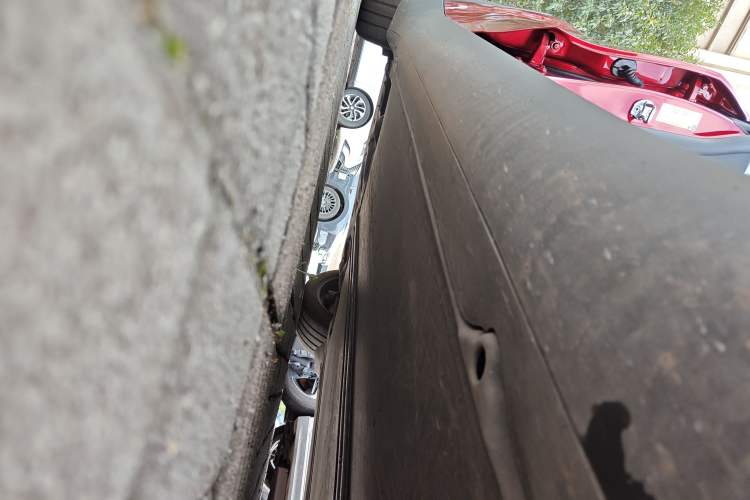 Used Tesla Model Y 2025 Rear-Wheel-Drive Version Right Side Sill