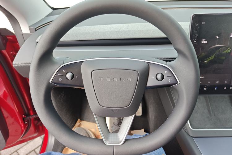 Used Tesla Model Y 2025 Rear-Wheel-Drive Version Steering Wheel