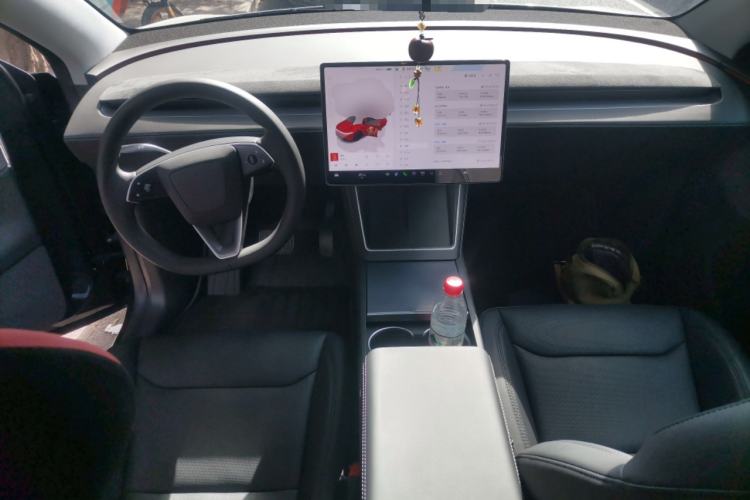 Used Tesla Model Y 2025 Rear-Wheel Drive First Edition Center Console