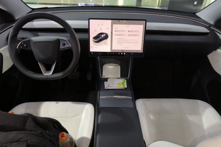 Used Tesla Model Y 2025 Rear-Wheel-Drive Version Center Console