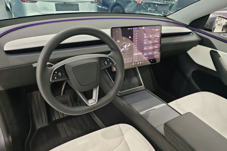 Used Tesla Model Y 2025 Long-Range All-Wheel-Drive Version Center Console